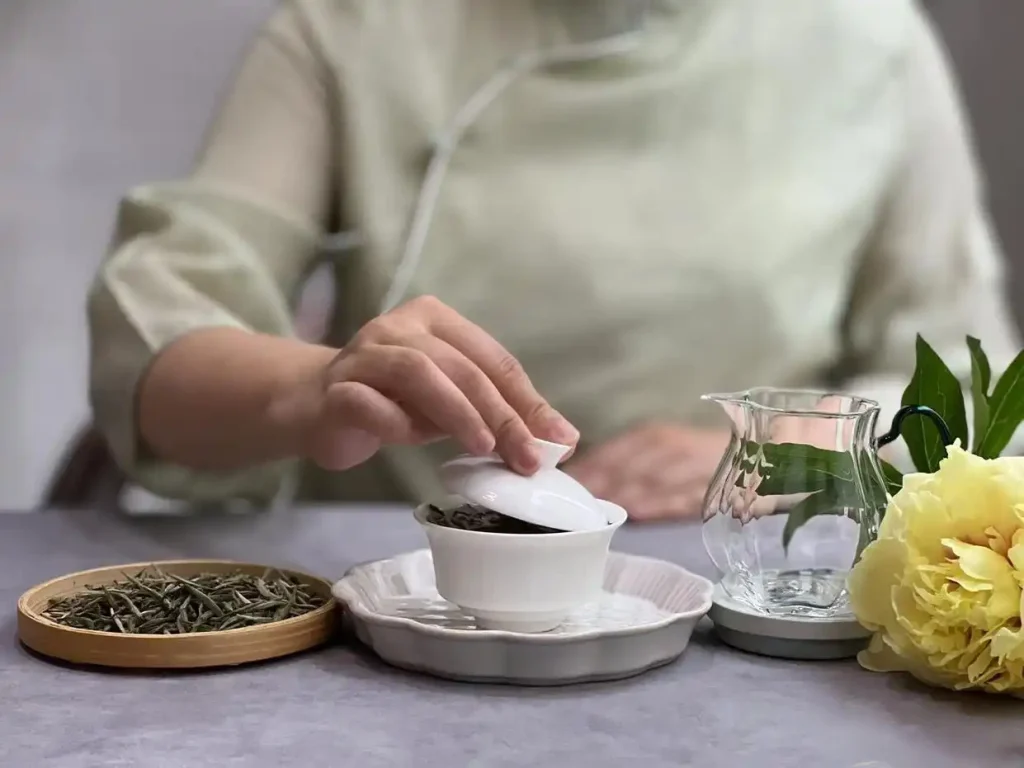 盖碗正确持握方法 防烫手泡茶技巧 功夫茶入门教程